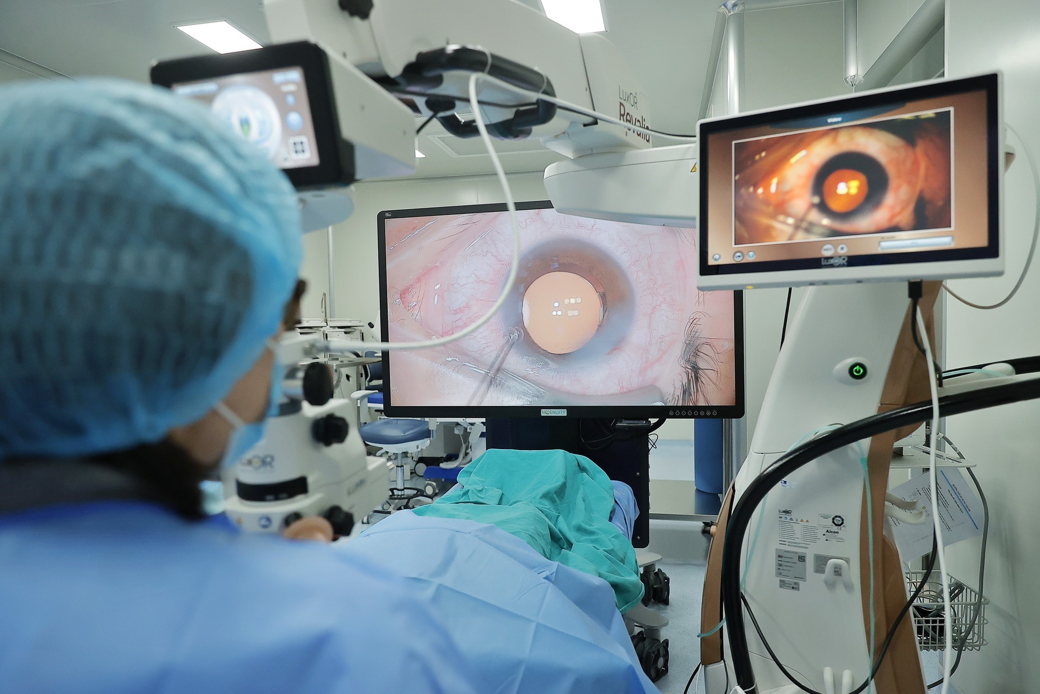 Trung tâm Mắt công nghệ cao Tâm Anh đầu tư hệ thống 2 máy Visumax 800 mổ SMILE Pro, tích hợp hệ thống trang thiết bị được đầu tư đồng bộ mang lại trải nghiệm tốt các phẫu thuật tật khúc xạ cho bệnh nhân. (Ảnh: Minh Quyết/TTXVN)